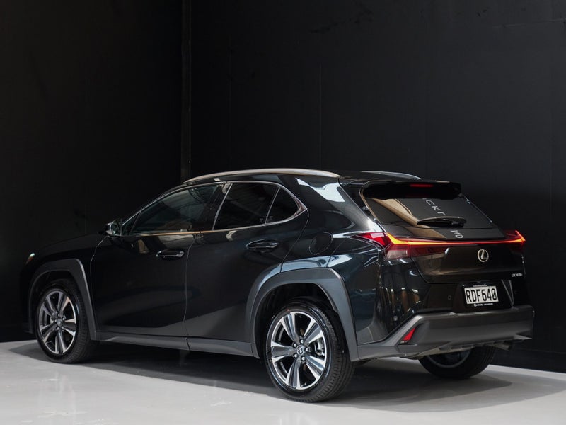 2025 Lexus UX 300h Limited 2.0P HV ECVT FWD image 2