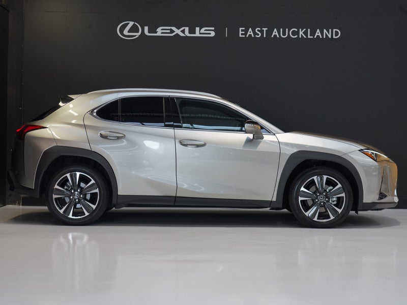 2025 Lexus UX 300h Limited 2.0P HV ECVT FWD image 3