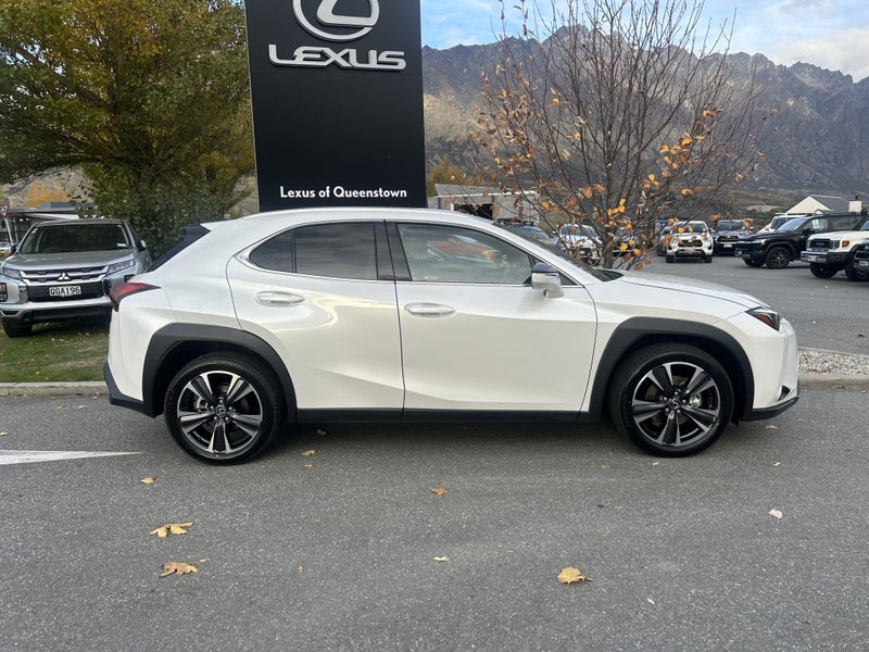 2025 Lexus UX 300h Limited AWD image 2