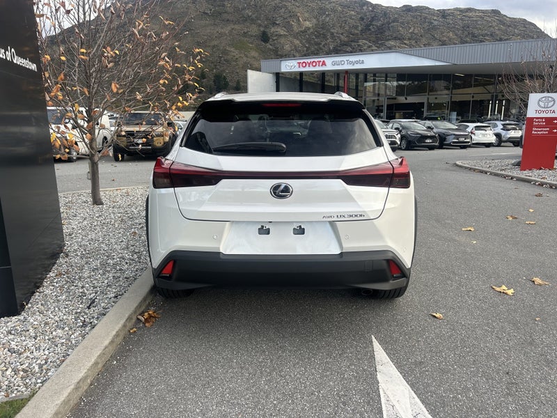 2025 Lexus UX 300h Limited AWD image 4