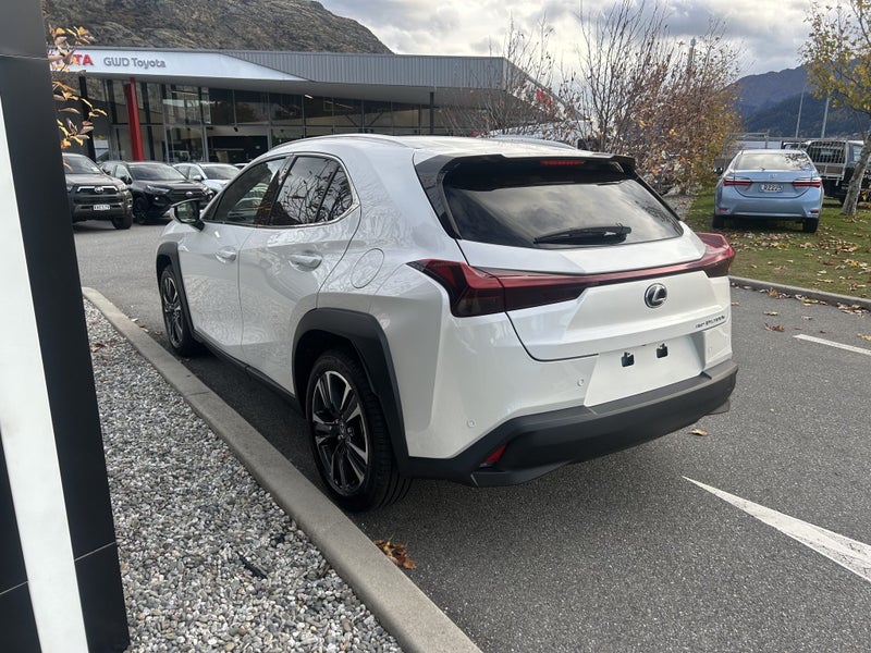 2025 Lexus UX 300h Limited AWD image 5