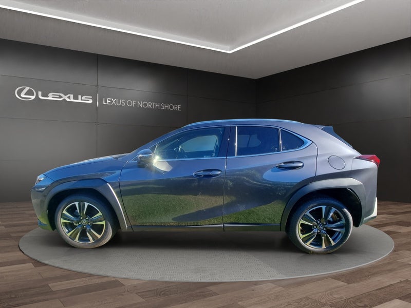 2025 Lexus UX 300h Premium 2.0L Hybrid FWD SUV image 4