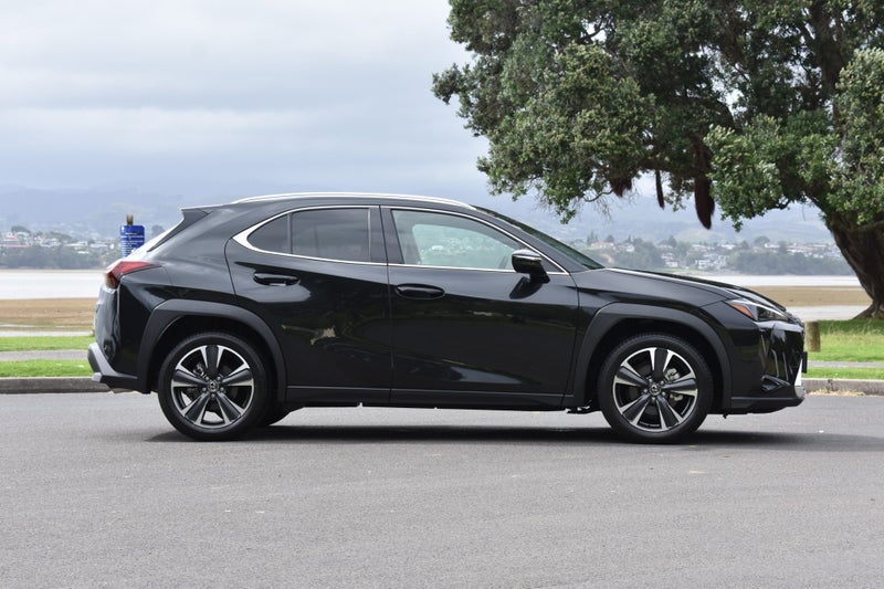 2025 Lexus UX 300h Premium 2.0P HV ECVT AWD SUV image 5