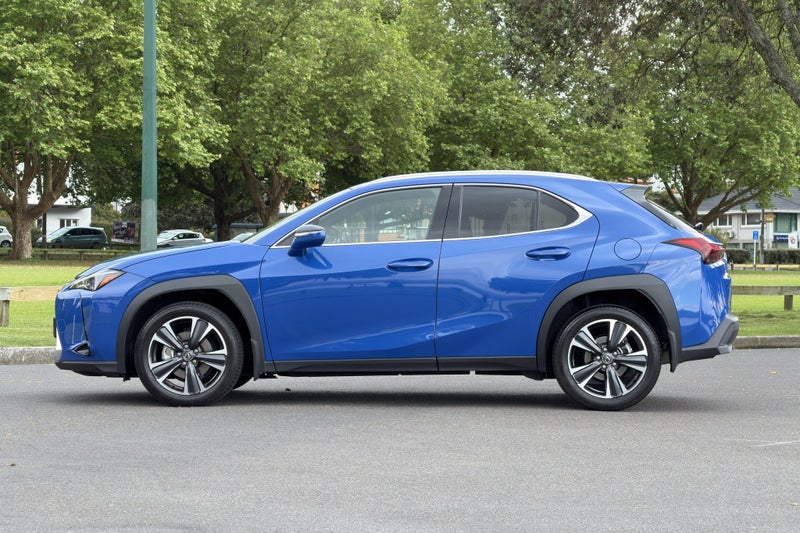 2025 Lexus UX 300h Premium 2.0P HV ECVT FWD SUV image 5