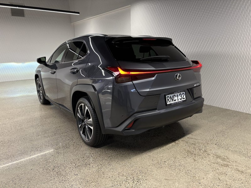 2025 Lexus UX 300h Premium 2.0P HV ECVT FWD SUV... image 5