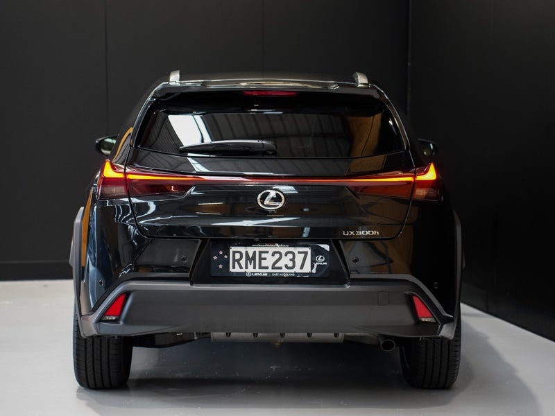 2025 Lexus UX 300h Premium 2.0P HV ECVT FWD SUV... image 4