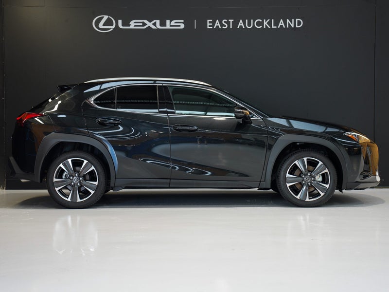 2025 Lexus UX 300h Premium 2.0P HV ECVT FWD SUV... image 5