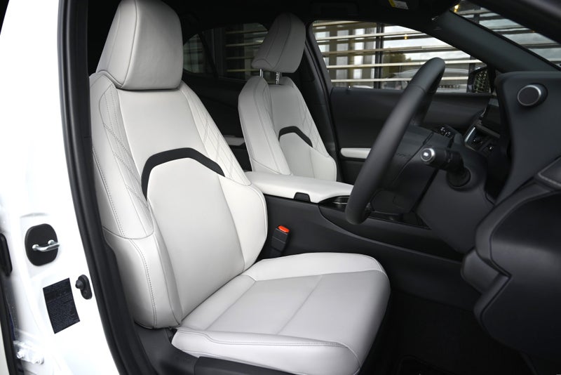 2025 Lexus UX 300h Premium 2.0P Hybrid FWD image 3