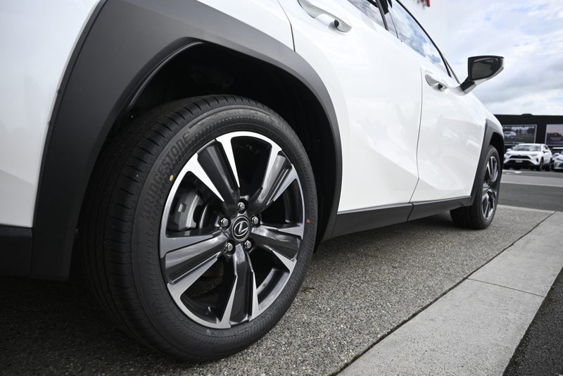 2025 Lexus UX 300h Premium 2.0P Hybrid FWD image 5