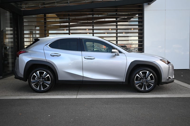 2025 Lexus UX 300h Premium 2.0P Self-charging h... image 2