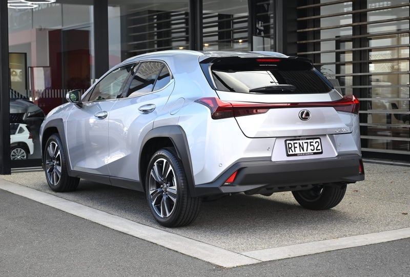 2025 Lexus UX 300h Premium 2.0P Self-charging h... image 5