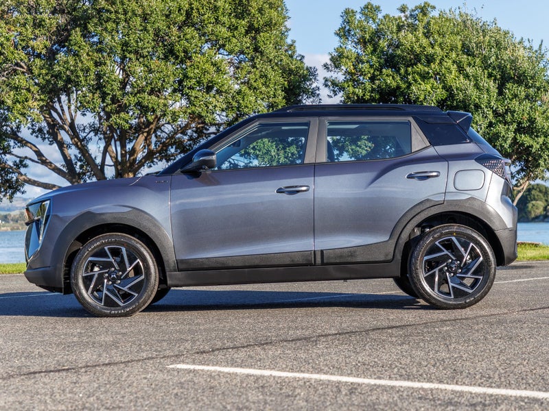 2025 Mahindra XUV 3XO AX7L image 3