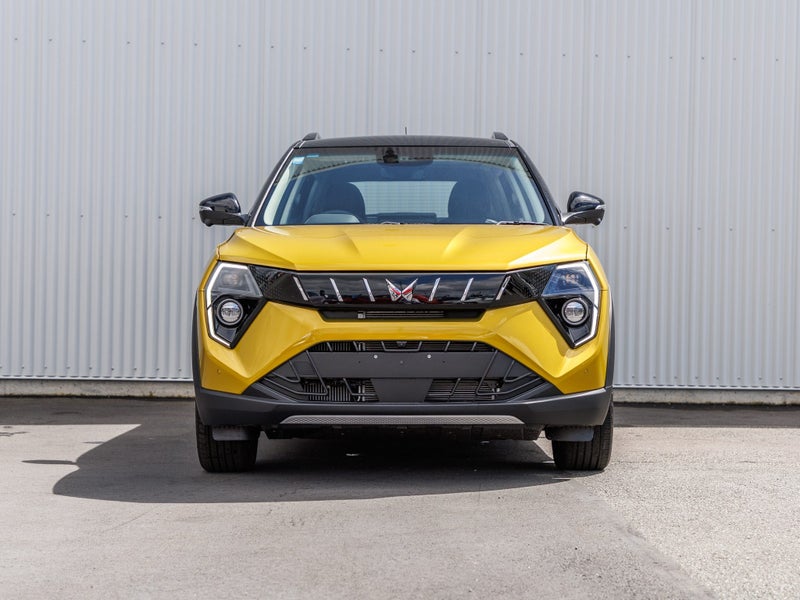 2025 Mahindra XUV 3XO AX7L image 2