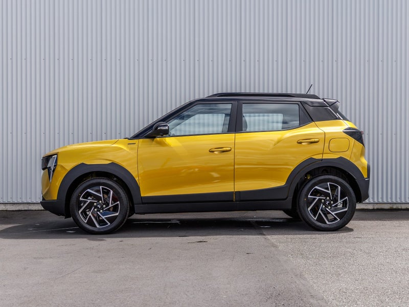 2025 Mahindra XUV 3XO AX7L image 3