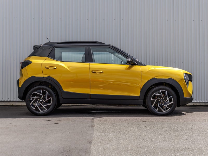 2025 Mahindra XUV 3XO AX7L image 5