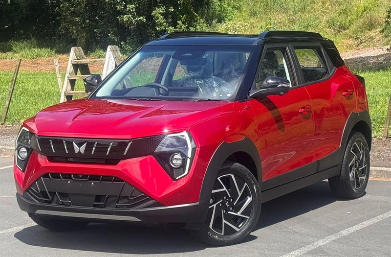 2025 Mahindra XUV 3XO AX7L image 3
