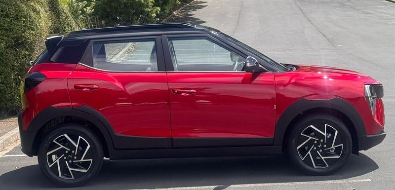 2025 Mahindra XUV 3XO AX7L image 4