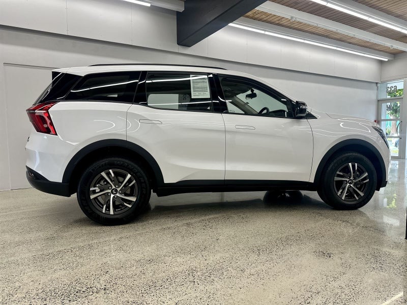 2025 Mahindra XUV700 AX5 image 4