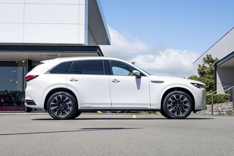 2025 Mazda CX-90 Takami AWD 3.3 Hybrid image 3