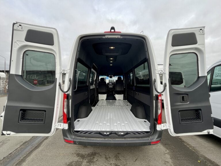 2025 Mercedes-Benz Sprinter 315 Minibus image 4