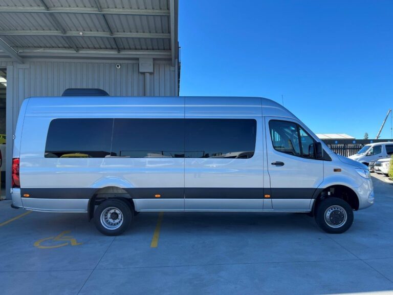 2025 Mercedes-Benz Sprinter 519 ELWB AWD Minibus image 2
