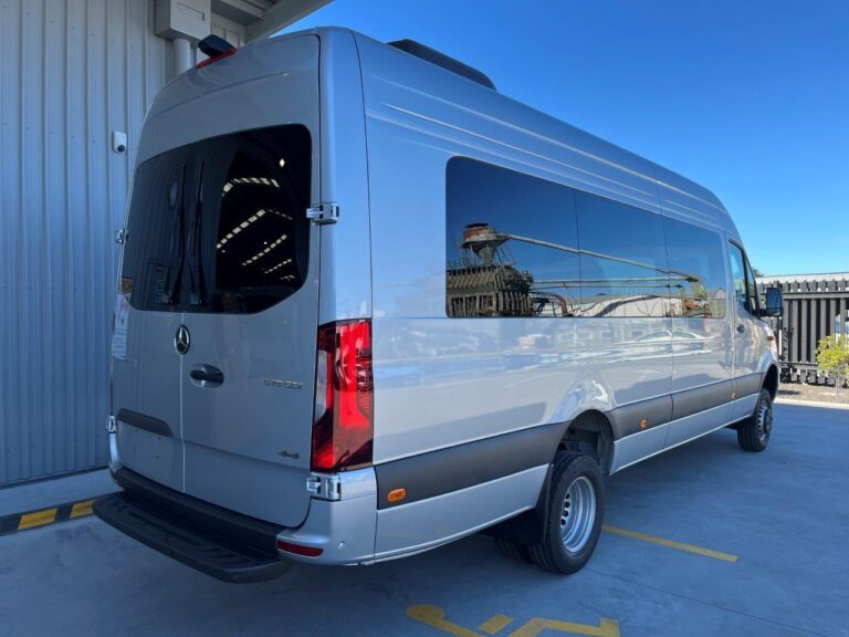 2025 Mercedes-Benz Sprinter 519 ELWB AWD Minibus image 3