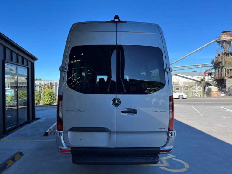2025 Mercedes-Benz Sprinter 519 ELWB AWD Minibus image 4