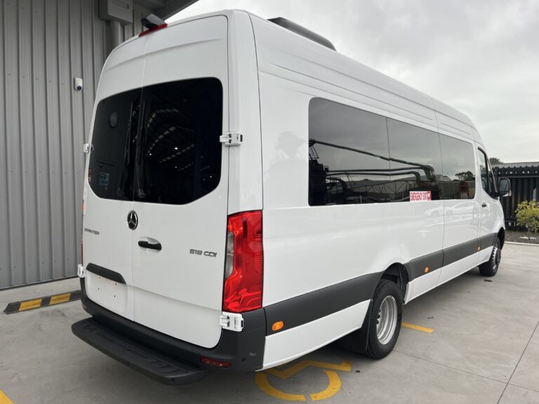 2025 Mercedes-Benz Sprinter 519 Minibus 17 Seats image 3