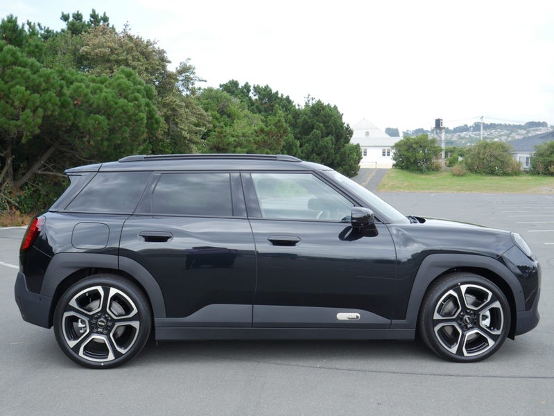 2025 MINI Aceman SE image 2