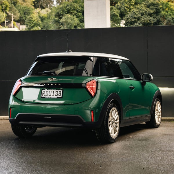 2025 MINI Cooper 3 Door Hatch Favoured image 2