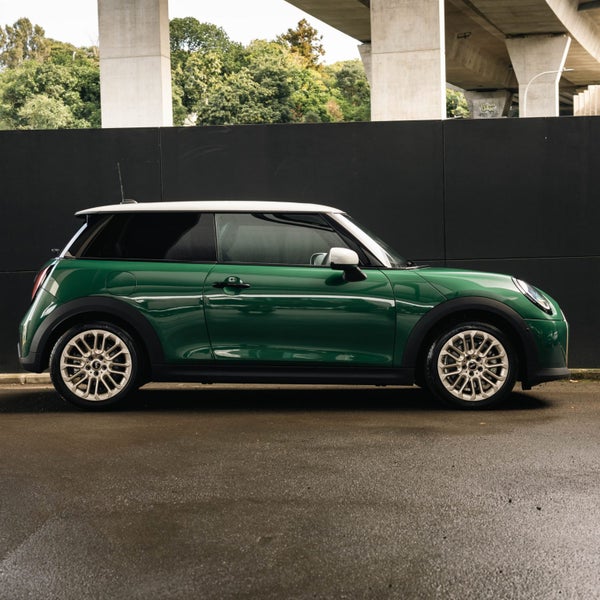 2025 MINI Cooper 3 Door Hatch Favoured image 4