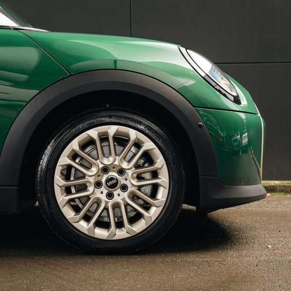 2025 MINI Cooper 3 Door Hatch Favoured image 5