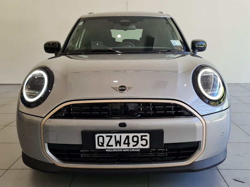 2025 MINI Cooper 5 Door C Favoured image 2