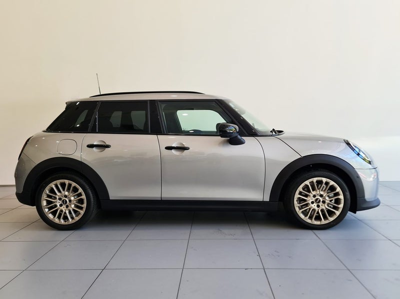 2025 MINI Cooper 5 Door C Favoured image 3