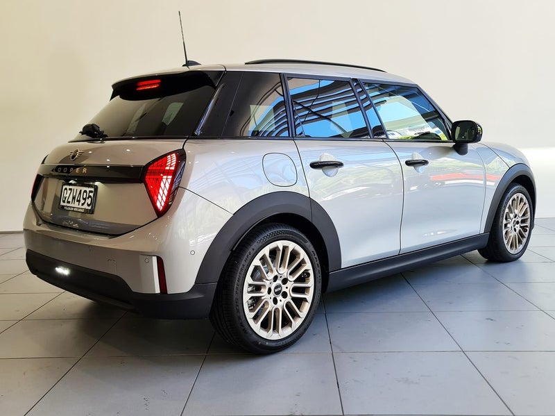 2025 MINI Cooper 5 Door C Favoured image 4