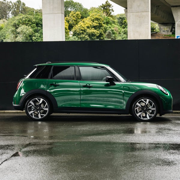 2025 MINI Cooper 5 Door Hatch Favoured image 4