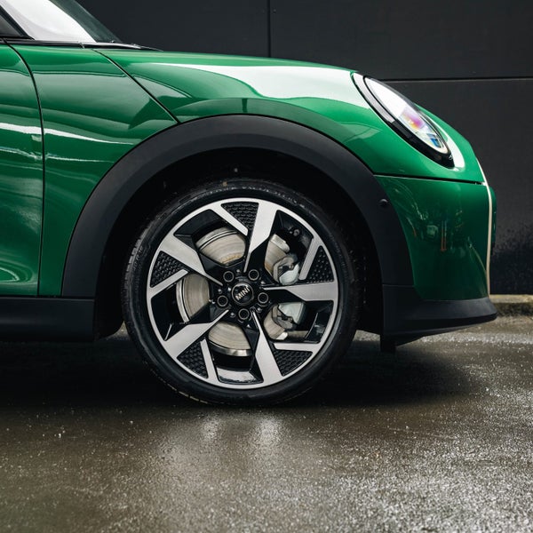 2025 MINI Cooper 5 Door Hatch Favoured image 5