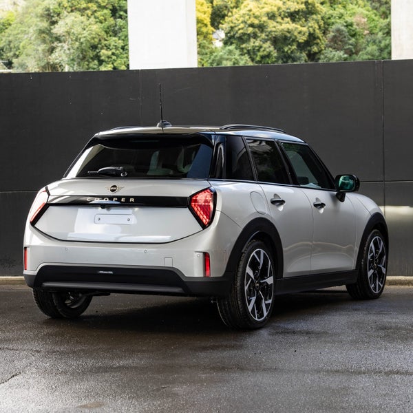 2025 MINI Cooper 5 Door Hatch Favoured image 2