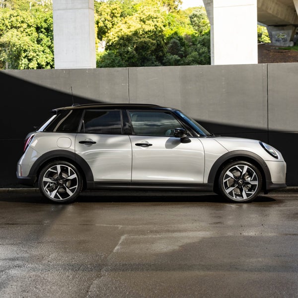 2025 MINI Cooper 5 Door Hatch Favoured image 4