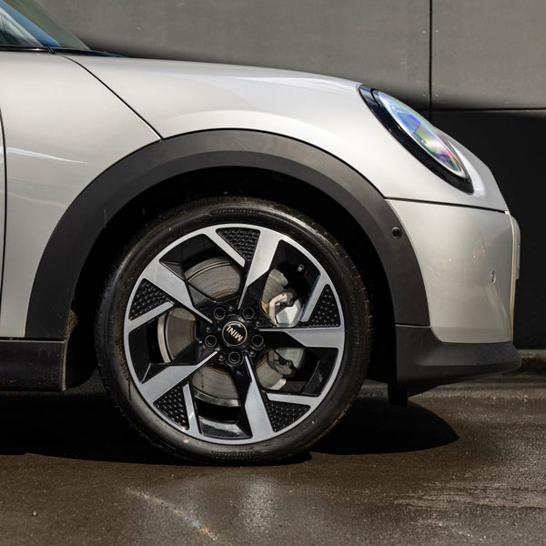 2025 MINI Cooper 5 Door Hatch Favoured image 5