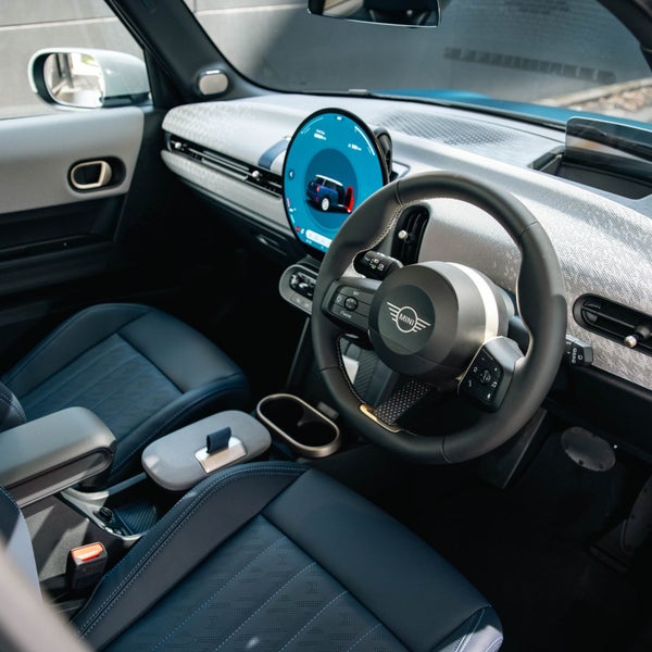 2025 MINI Cooper 5 Door Hatch Favoured Pack image 3