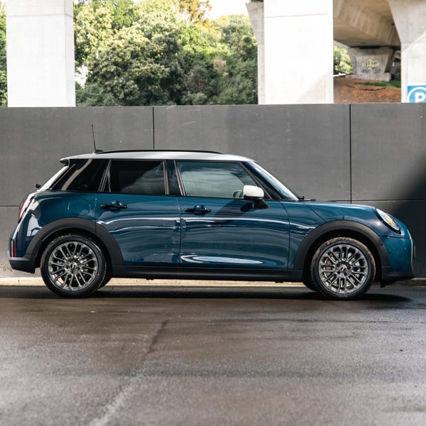 2025 MINI Cooper 5 Door Hatch Favoured Pack image 4