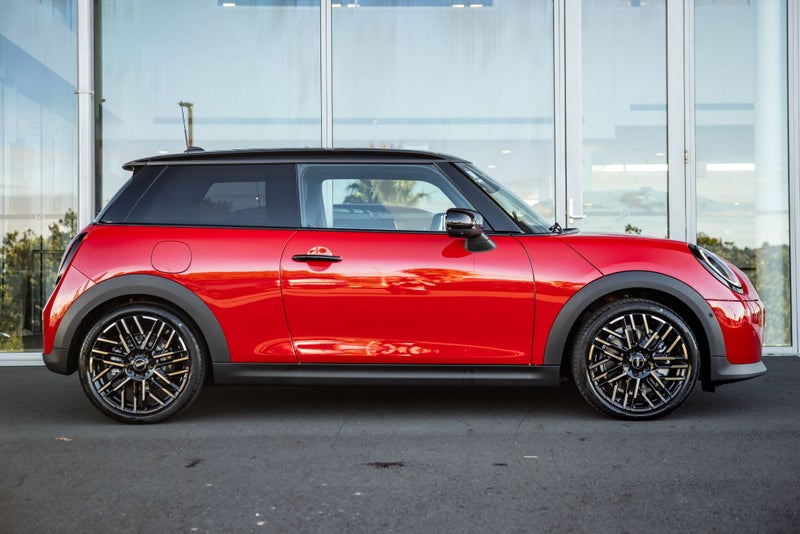 2025 MINI Cooper C 3 Door Favoured image 3