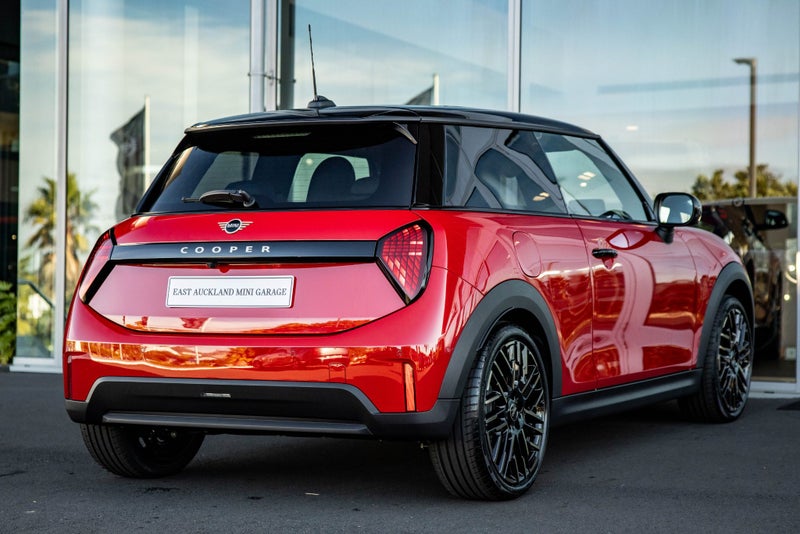 2025 MINI Cooper C 3 Door Favoured image 5