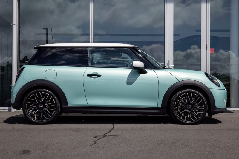 2025 MINI Cooper C 3 Door Favoured image 3