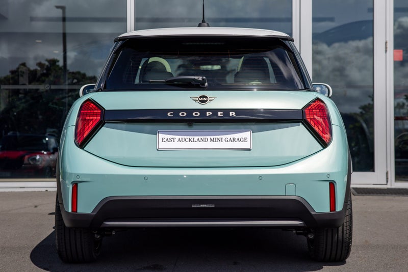 2025 MINI Cooper C 3 Door Favoured image 4