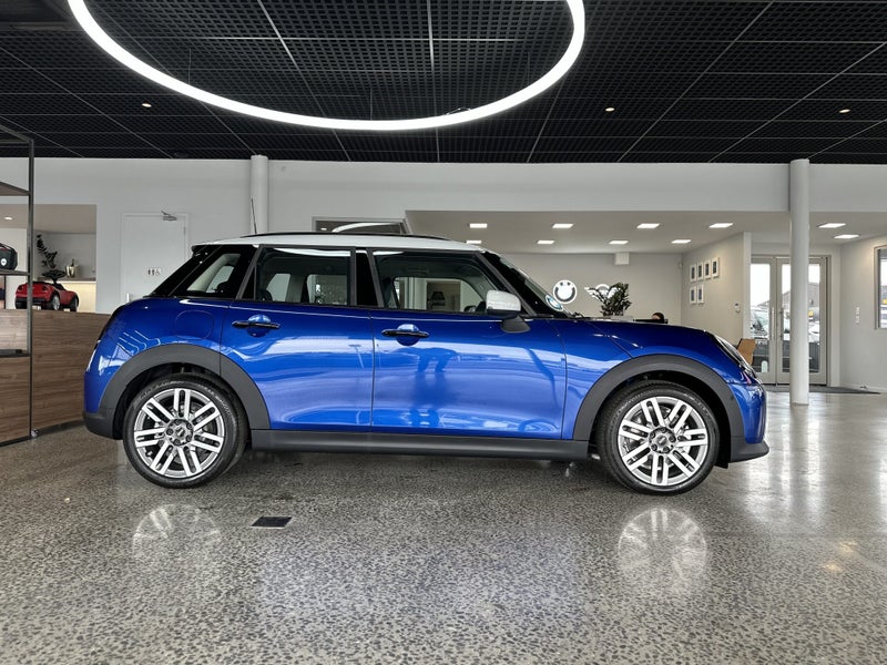 2025 MINI Cooper C 5 Door image 3