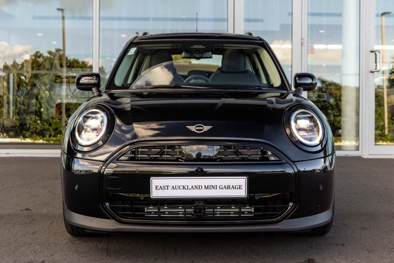 2025 MINI Cooper C 5-Door Classic image 2
