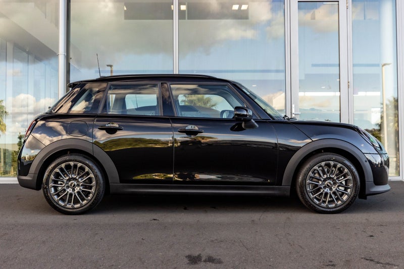 2025 MINI Cooper C 5-Door Classic image 3