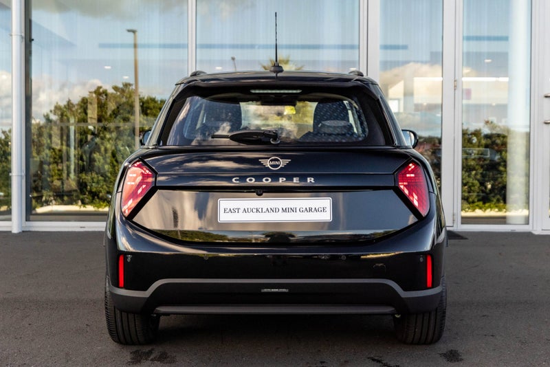 2025 MINI Cooper C 5-Door Classic image 4